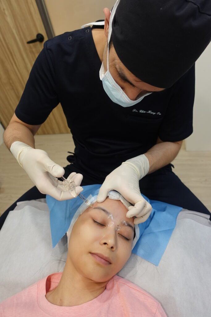 歐家宏醫師為患者施打Cleviel V50玻尿酸豐額